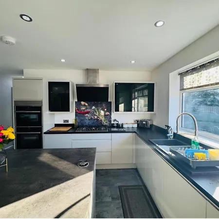 Luxurious House Вілла *