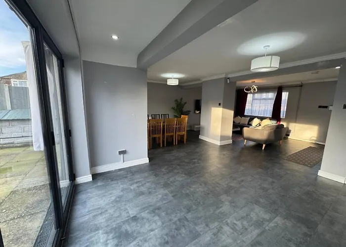 Villa Luxurious House *